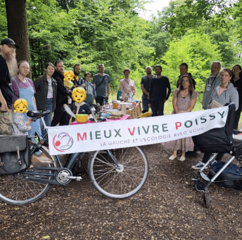 une quinzaine de membres de MVP dans la forêt, avec bannière Mieux Vivre Poissy