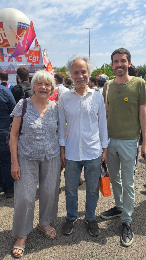 Les membres de Mieux Vivre Poissy devant le rassemblement