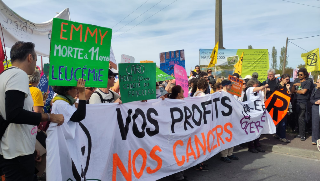 manfiestation avec banderole "Vos profits, nos cancers"