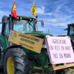 tracteur avec pancartes
