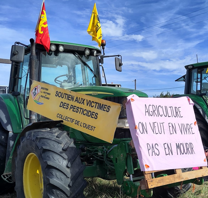 tracteur avec pancartes